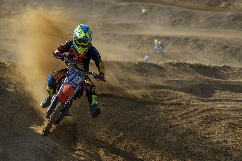 Un terrain de motocross couvert dans la zone franche