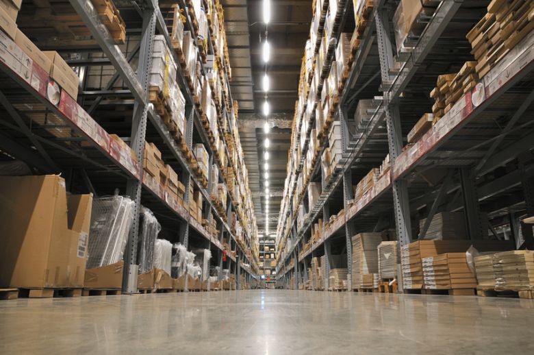 Une plateforme logistique avec bureaux pour un négociant en robinetterie